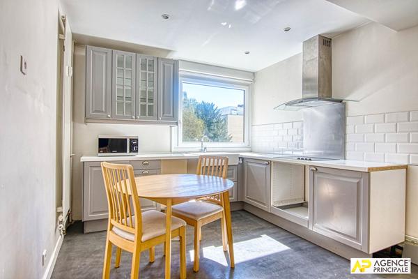 Versailles Rive-Droite Appartement 4 pièces 88 m² carrez situé au 2ème étage avec ascenseur, terrasse, cave et parkin €704 000 ** - Référence 27529