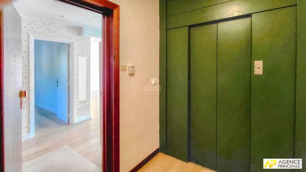 Versailles Rive-Droite Appartement 4 pièces 88 m² carrez situé au 2ème étage avec ascenseur, terrasse, cave et parkin €704 000 ** - Référence 27529