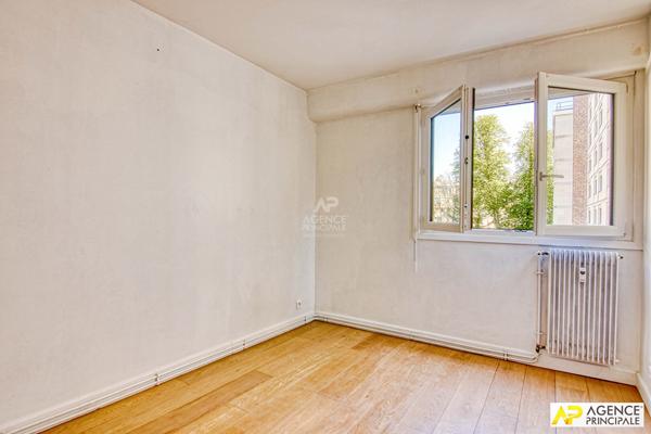 Versailles Rive-Droite Appartement 4 pièces 88 m² carrez situé au 2ème étage avec ascenseur, terrasse, cave et parkin €704 000 ** - Référence 27529