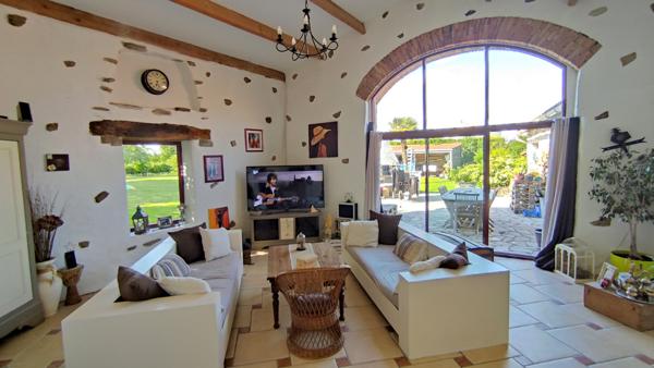 Bâtisse de 5 chambres et bureau