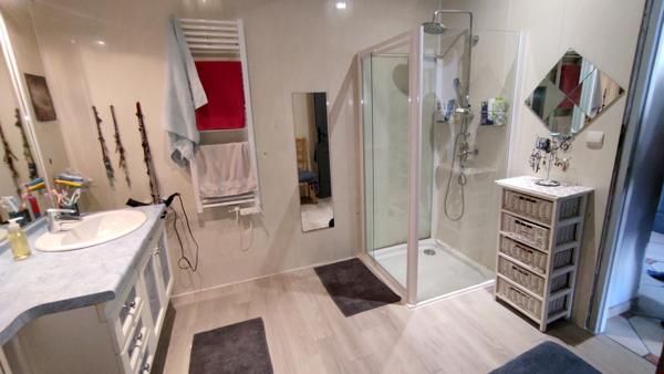 Bâtisse de 5 chambres et bureau