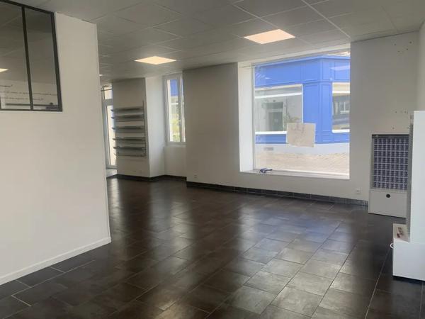 LOCAL COMMERCIAL À LOUER LOUÉ CENTRE 66 m2 GRANDE VITR