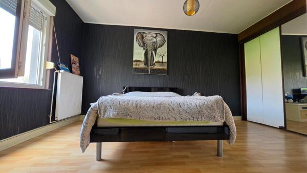 Maison avec potentiel près du lac - habitable de suite !