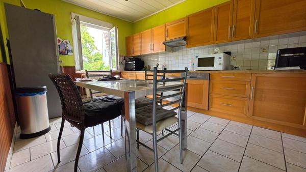 Maison avec potentiel près du lac - habitable de suite !