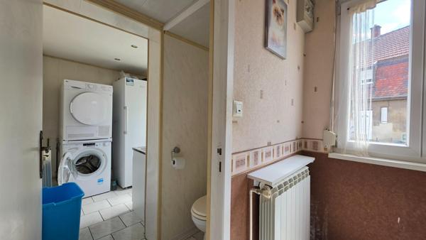 Maison avec potentiel près du lac - habitable de suite !