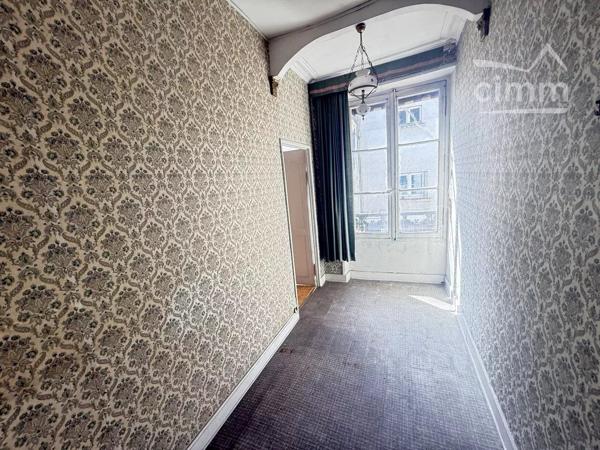 Immeuble dans une rue commerçante sur 2 étages à rénover.