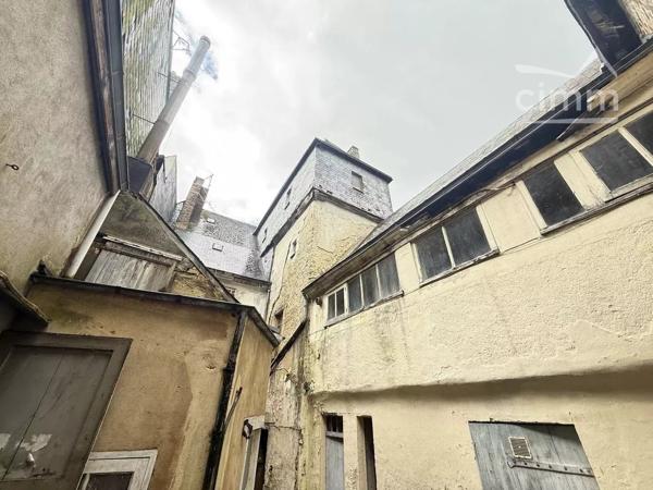 Immeuble dans une rue commerçante sur 2 étages à rénover.