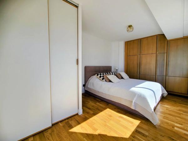 Vente                                                      Appartement
                        
                     3 pièces                      77 m2                     à Nice