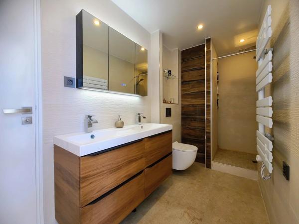 Vente                                                      Appartement
                        
                     3 pièces                      77 m2                     à Nice