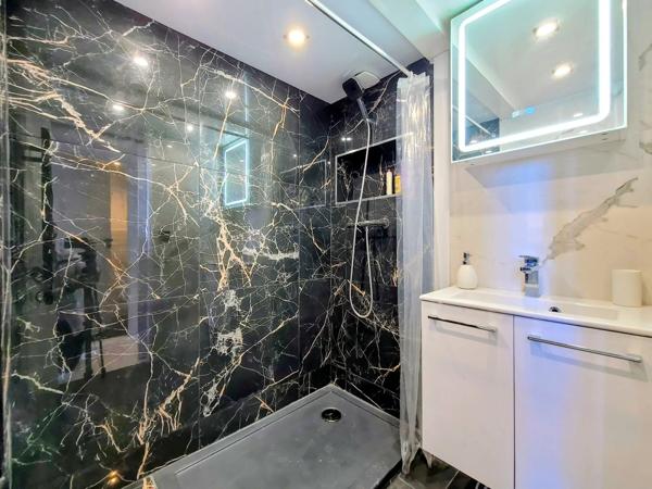 Vente                                                      Appartement
                        
                     3 pièces                      77 m2                     à Nice