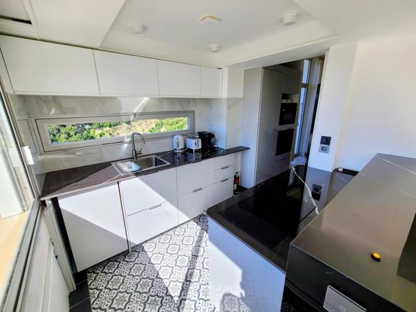 Vente                                                      Appartement
                        
                     3 pièces                      77 m2                     à Nice