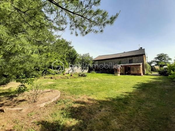 EXCLUSIVITE
Maison en pierre de 106 m² sur 3 niveaux avec grange et terrain attenants dans le centre bourg de la petite commune de Saint-Cyr 87310, à 12 minutes de Saint-Junien.
La maison se compose au RDC, d'un salon/salle à manger, d'une cuisine, d'une véranda, d'une buanderie et des toilettes.
A l'étage, un palier qui dessert, une chambre de 17 m², un bureau et une salle de douche de 10 m² avec baignoire et toilettes.
Une chambre mansardée pour le 2e étage.

Une grange attenante de 97 m² au sol en très bon état dont l'accès se fait par l'avant et l'arrière de la maison. Possibilité de rentrer plusieurs véhicules, avec une hauteur sous plafond de 4,60 mètres.
Terrain attenant, clos et arboré de 1147 m² sur lequel repose un puits fonctionnel et un bassin empoissonné.

Huisseries double vitrage en bois. 
Panneaux photovoltaïques sur la toiture pour l'électricité.
Installations pour le chauffage, d'un poêle à bois, d'une chaudière à granulés (qui se charge automatiquement) et d'une pompe à chaleur air/eau.
Assainissement collectif