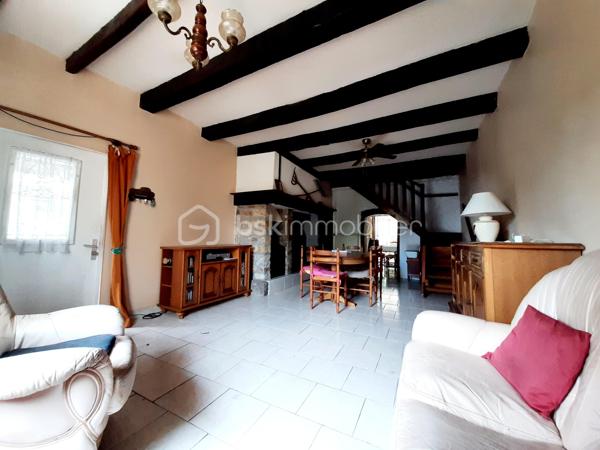 EXCLUSIVITE
Maison en pierre de 106 m² sur 3 niveaux avec grange et terrain attenants dans le centre bourg de la petite commune de Saint-Cyr 87310, à 12 minutes de Saint-Junien.
La maison se compose au RDC, d'un salon/salle à manger, d'une cuisine, d'une véranda, d'une buanderie et des toilettes.
A l'étage, un palier qui dessert, une chambre de 17 m², un bureau et une salle de douche de 10 m² avec baignoire et toilettes.
Une chambre mansardée pour le 2e étage.

Une grange attenante de 97 m² au sol en très bon état dont l'accès se fait par l'avant et l'arrière de la maison. Possibilité de rentrer plusieurs véhicules, avec une hauteur sous plafond de 4,60 mètres.
Terrain attenant, clos et arboré de 1147 m² sur lequel repose un puits fonctionnel et un bassin empoissonné.

Huisseries double vitrage en bois. 
Panneaux photovoltaïques sur la toiture pour l'électricité.
Installations pour le chauffage, d'un poêle à bois, d'une chaudière à granulés (qui se charge automatiquement) et d'une pompe à chaleur air/eau.
Assainissement collectif