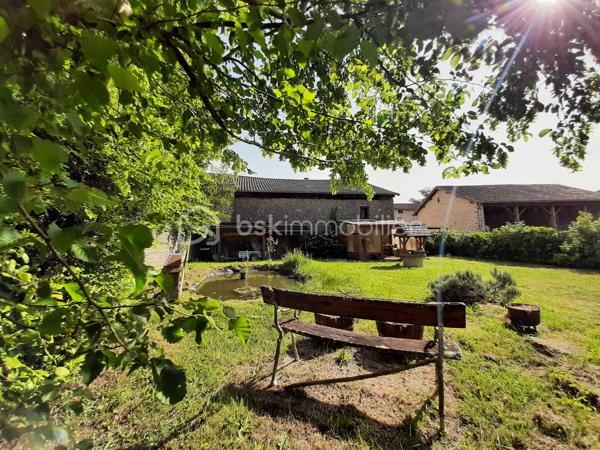 EXCLUSIVITE
Maison en pierre de 106 m² sur 3 niveaux avec grange et terrain attenants dans le centre bourg de la petite commune de Saint-Cyr 87310, à 12 minutes de Saint-Junien.
La maison se compose au RDC, d'un salon/salle à manger, d'une cuisine, d'une véranda, d'une buanderie et des toilettes.
A l'étage, un palier qui dessert, une chambre de 17 m², un bureau et une salle de douche de 10 m² avec baignoire et toilettes.
Une chambre mansardée pour le 2e étage.

Une grange attenante de 97 m² au sol en très bon état dont l'accès se fait par l'avant et l'arrière de la maison. Possibilité de rentrer plusieurs véhicules, avec une hauteur sous plafond de 4,60 mètres.
Terrain attenant, clos et arboré de 1147 m² sur lequel repose un puits fonctionnel et un bassin empoissonné.

Huisseries double vitrage en bois. 
Panneaux photovoltaïques sur la toiture pour l'électricité.
Installations pour le chauffage, d'un poêle à bois, d'une chaudière à granulés (qui se charge automatiquement) et d'une pompe à chaleur air/eau.
Assainissement collectif