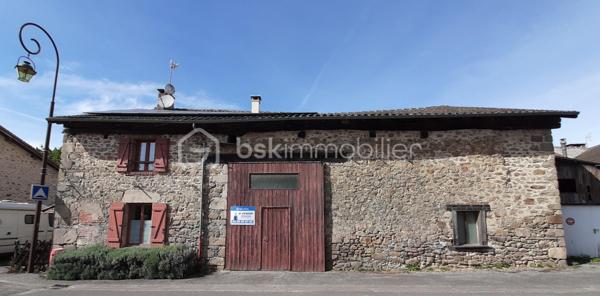 EXCLUSIVITE
Maison en pierre de 106 m² sur 3 niveaux avec grange et terrain attenants dans le centre bourg de la petite commune de Saint-Cyr 87310, à 12 minutes de Saint-Junien.
La maison se compose au RDC, d'un salon/salle à manger, d'une cuisine, d'une véranda, d'une buanderie et des toilettes.
A l'étage, un palier qui dessert, une chambre de 17 m², un bureau et une salle de douche de 10 m² avec baignoire et toilettes.
Une chambre mansardée pour le 2e étage.

Une grange attenante de 97 m² au sol en très bon état dont l'accès se fait par l'avant et l'arrière de la maison. Possibilité de rentrer plusieurs véhicules, avec une hauteur sous plafond de 4,60 mètres.
Terrain attenant, clos et arboré de 1147 m² sur lequel repose un puits fonctionnel et un bassin empoissonné.

Huisseries double vitrage en bois. 
Panneaux photovoltaïques sur la toiture pour l'électricité.
Installations pour le chauffage, d'un poêle à bois, d'une chaudière à granulés (qui se charge automatiquement) et d'une pompe à chaleur air/eau.
Assainissement collectif
