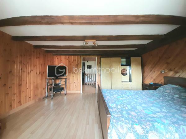 EXCLUSIVITE
Maison en pierre de 106 m² sur 3 niveaux avec grange et terrain attenants dans le centre bourg de la petite commune de Saint-Cyr 87310, à 12 minutes de Saint-Junien.
La maison se compose au RDC, d'un salon/salle à manger, d'une cuisine, d'une véranda, d'une buanderie et des toilettes.
A l'étage, un palier qui dessert, une chambre de 17 m², un bureau et une salle de douche de 10 m² avec baignoire et toilettes.
Une chambre mansardée pour le 2e étage.

Une grange attenante de 97 m² au sol en très bon état dont l'accès se fait par l'avant et l'arrière de la maison. Possibilité de rentrer plusieurs véhicules, avec une hauteur sous plafond de 4,60 mètres.
Terrain attenant, clos et arboré de 1147 m² sur lequel repose un puits fonctionnel et un bassin empoissonné.

Huisseries double vitrage en bois. 
Panneaux photovoltaïques sur la toiture pour l'électricité.
Installations pour le chauffage, d'un poêle à bois, d'une chaudière à granulés (qui se charge automatiquement) et d'une pompe à chaleur air/eau.
Assainissement collectif