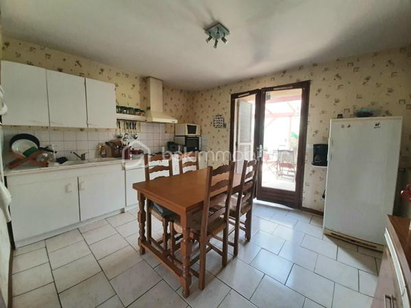 EXCLUSIVITE
Maison en pierre de 106 m² sur 3 niveaux avec grange et terrain attenants dans le centre bourg de la petite commune de Saint-Cyr 87310, à 12 minutes de Saint-Junien.
La maison se compose au RDC, d'un salon/salle à manger, d'une cuisine, d'une véranda, d'une buanderie et des toilettes.
A l'étage, un palier qui dessert, une chambre de 17 m², un bureau et une salle de douche de 10 m² avec baignoire et toilettes.
Une chambre mansardée pour le 2e étage.

Une grange attenante de 97 m² au sol en très bon état dont l'accès se fait par l'avant et l'arrière de la maison. Possibilité de rentrer plusieurs véhicules, avec une hauteur sous plafond de 4,60 mètres.
Terrain attenant, clos et arboré de 1147 m² sur lequel repose un puits fonctionnel et un bassin empoissonné.

Huisseries double vitrage en bois. 
Panneaux photovoltaïques sur la toiture pour l'électricité.
Installations pour le chauffage, d'un poêle à bois, d'une chaudière à granulés (qui se charge automatiquement) et d'une pompe à chaleur air/eau.
Assainissement collectif