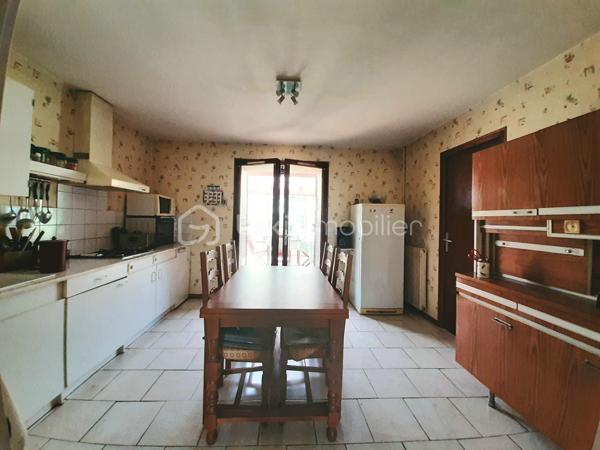 EXCLUSIVITE
Maison en pierre de 106 m² sur 3 niveaux avec grange et terrain attenants dans le centre bourg de la petite commune de Saint-Cyr 87310, à 12 minutes de Saint-Junien.
La maison se compose au RDC, d'un salon/salle à manger, d'une cuisine, d'une véranda, d'une buanderie et des toilettes.
A l'étage, un palier qui dessert, une chambre de 17 m², un bureau et une salle de douche de 10 m² avec baignoire et toilettes.
Une chambre mansardée pour le 2e étage.

Une grange attenante de 97 m² au sol en très bon état dont l'accès se fait par l'avant et l'arrière de la maison. Possibilité de rentrer plusieurs véhicules, avec une hauteur sous plafond de 4,60 mètres.
Terrain attenant, clos et arboré de 1147 m² sur lequel repose un puits fonctionnel et un bassin empoissonné.

Huisseries double vitrage en bois. 
Panneaux photovoltaïques sur la toiture pour l'électricité.
Installations pour le chauffage, d'un poêle à bois, d'une chaudière à granulés (qui se charge automatiquement) et d'une pompe à chaleur air/eau.
Assainissement collectif