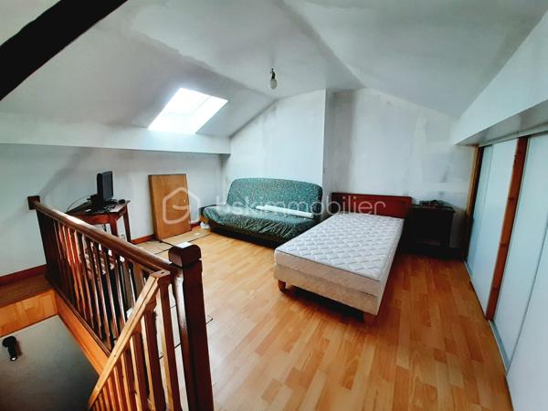 EXCLUSIVITE
Maison en pierre de 106 m² sur 3 niveaux avec grange et terrain attenants dans le centre bourg de la petite commune de Saint-Cyr 87310, à 12 minutes de Saint-Junien.
La maison se compose au RDC, d'un salon/salle à manger, d'une cuisine, d'une véranda, d'une buanderie et des toilettes.
A l'étage, un palier qui dessert, une chambre de 17 m², un bureau et une salle de douche de 10 m² avec baignoire et toilettes.
Une chambre mansardée pour le 2e étage.

Une grange attenante de 97 m² au sol en très bon état dont l'accès se fait par l'avant et l'arrière de la maison. Possibilité de rentrer plusieurs véhicules, avec une hauteur sous plafond de 4,60 mètres.
Terrain attenant, clos et arboré de 1147 m² sur lequel repose un puits fonctionnel et un bassin empoissonné.

Huisseries double vitrage en bois. 
Panneaux photovoltaïques sur la toiture pour l'électricité.
Installations pour le chauffage, d'un poêle à bois, d'une chaudière à granulés (qui se charge automatiquement) et d'une pompe à chaleur air/eau.
Assainissement collectif