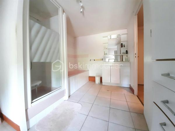 EXCLUSIVITE
Maison en pierre de 106 m² sur 3 niveaux avec grange et terrain attenants dans le centre bourg de la petite commune de Saint-Cyr 87310, à 12 minutes de Saint-Junien.
La maison se compose au RDC, d'un salon/salle à manger, d'une cuisine, d'une véranda, d'une buanderie et des toilettes.
A l'étage, un palier qui dessert, une chambre de 17 m², un bureau et une salle de douche de 10 m² avec baignoire et toilettes.
Une chambre mansardée pour le 2e étage.

Une grange attenante de 97 m² au sol en très bon état dont l'accès se fait par l'avant et l'arrière de la maison. Possibilité de rentrer plusieurs véhicules, avec une hauteur sous plafond de 4,60 mètres.
Terrain attenant, clos et arboré de 1147 m² sur lequel repose un puits fonctionnel et un bassin empoissonné.

Huisseries double vitrage en bois. 
Panneaux photovoltaïques sur la toiture pour l'électricité.
Installations pour le chauffage, d'un poêle à bois, d'une chaudière à granulés (qui se charge automatiquement) et d'une pompe à chaleur air/eau.
Assainissement collectif
