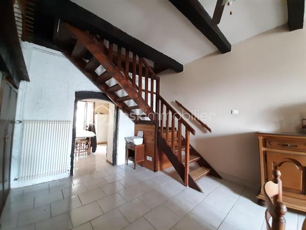EXCLUSIVITE
Maison en pierre de 106 m² sur 3 niveaux avec grange et terrain attenants dans le centre bourg de la petite commune de Saint-Cyr 87310, à 12 minutes de Saint-Junien.
La maison se compose au RDC, d'un salon/salle à manger, d'une cuisine, d'une véranda, d'une buanderie et des toilettes.
A l'étage, un palier qui dessert, une chambre de 17 m², un bureau et une salle de douche de 10 m² avec baignoire et toilettes.
Une chambre mansardée pour le 2e étage.

Une grange attenante de 97 m² au sol en très bon état dont l'accès se fait par l'avant et l'arrière de la maison. Possibilité de rentrer plusieurs véhicules, avec une hauteur sous plafond de 4,60 mètres.
Terrain attenant, clos et arboré de 1147 m² sur lequel repose un puits fonctionnel et un bassin empoissonné.

Huisseries double vitrage en bois. 
Panneaux photovoltaïques sur la toiture pour l'électricité.
Installations pour le chauffage, d'un poêle à bois, d'une chaudière à granulés (qui se charge automatiquement) et d'une pompe à chaleur air/eau.
Assainissement collectif