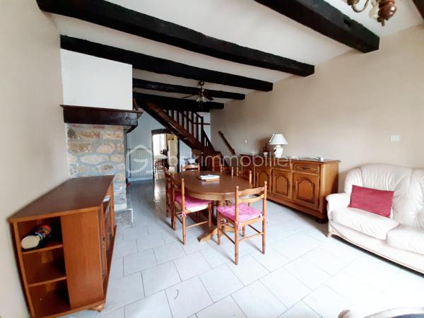 EXCLUSIVITE
Maison en pierre de 106 m² sur 3 niveaux avec grange et terrain attenants dans le centre bourg de la petite commune de Saint-Cyr 87310, à 12 minutes de Saint-Junien.
La maison se compose au RDC, d'un salon/salle à manger, d'une cuisine, d'une véranda, d'une buanderie et des toilettes.
A l'étage, un palier qui dessert, une chambre de 17 m², un bureau et une salle de douche de 10 m² avec baignoire et toilettes.
Une chambre mansardée pour le 2e étage.

Une grange attenante de 97 m² au sol en très bon état dont l'accès se fait par l'avant et l'arrière de la maison. Possibilité de rentrer plusieurs véhicules, avec une hauteur sous plafond de 4,60 mètres.
Terrain attenant, clos et arboré de 1147 m² sur lequel repose un puits fonctionnel et un bassin empoissonné.

Huisseries double vitrage en bois. 
Panneaux photovoltaïques sur la toiture pour l'électricité.
Installations pour le chauffage, d'un poêle à bois, d'une chaudière à granulés (qui se charge automatiquement) et d'une pompe à chaleur air/eau.
Assainissement collectif