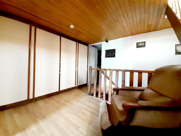 EXCLUSIVITE
Maison en pierre de 106 m² sur 3 niveaux avec grange et terrain attenants dans le centre bourg de la petite commune de Saint-Cyr 87310, à 12 minutes de Saint-Junien.
La maison se compose au RDC, d'un salon/salle à manger, d'une cuisine, d'une véranda, d'une buanderie et des toilettes.
A l'étage, un palier qui dessert, une chambre de 17 m², un bureau et une salle de douche de 10 m² avec baignoire et toilettes.
Une chambre mansardée pour le 2e étage.

Une grange attenante de 97 m² au sol en très bon état dont l'accès se fait par l'avant et l'arrière de la maison. Possibilité de rentrer plusieurs véhicules, avec une hauteur sous plafond de 4,60 mètres.
Terrain attenant, clos et arboré de 1147 m² sur lequel repose un puits fonctionnel et un bassin empoissonné.

Huisseries double vitrage en bois. 
Panneaux photovoltaïques sur la toiture pour l'électricité.
Installations pour le chauffage, d'un poêle à bois, d'une chaudière à granulés (qui se charge automatiquement) et d'une pompe à chaleur air/eau.
Assainissement collectif