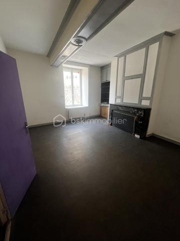 À vendre à Ernée (53500), découvrez cette maison de caractère composée de deux appartements indépendants, offrant une surface habitable totale d'environ 188 m². Un bien idéal pour un investissement locatif, une résidence principale avec revenus complémentaires ou une grande famille.

Appartement 1 – 87,61 m² (Rez-de-chaussée)
Pièce de vie lumineuse avec cuisine ouverte
2 chambres
Salle de bains avec WC

Appartement 2 – 100,85 m² (Étage)
Grand salon et séjour
Cuisine
2 chambres
Salle de bains avec WC

Les atouts
✅ Surface habitable totale : 188,46 m²
✅ Deux logements indépendants
✅ Garage
✅ Cave
✅ Terrain
✅ Compteurs et espaces permettant différents projets
✅ Idéal pour investisseurs ou familles

Un bien aux multiples possibilités
Investissement locatif avec deux appartements.
Résidence principale avec un logement à louer.
Accueil d'une famille intergénérationnelle.
Possibilité de générer des revenus locatifs tout en occupant une partie du bien.
Située à proximité des commerces, écoles et services, cette maison offre un cadre de vie agréable tout en bénéficiant d'un fort potentiel.

Une opportunité rare à Ernée, à découvrir rapidement !

📞 Pour plus d'informations ou organiser une visite, Prenez contact avec moi.
