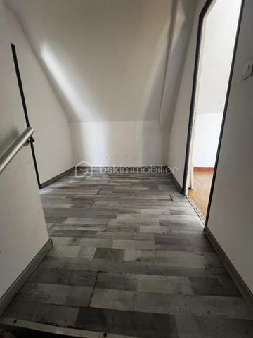À vendre à Ernée (53500), découvrez cette maison de caractère composée de deux appartements indépendants, offrant une surface habitable totale d'environ 188 m². Un bien idéal pour un investissement locatif, une résidence principale avec revenus complémentaires ou une grande famille.

Appartement 1 – 87,61 m² (Rez-de-chaussée)
Pièce de vie lumineuse avec cuisine ouverte
2 chambres
Salle de bains avec WC

Appartement 2 – 100,85 m² (Étage)
Grand salon et séjour
Cuisine
2 chambres
Salle de bains avec WC

Les atouts
✅ Surface habitable totale : 188,46 m²
✅ Deux logements indépendants
✅ Garage
✅ Cave
✅ Terrain
✅ Compteurs et espaces permettant différents projets
✅ Idéal pour investisseurs ou familles

Un bien aux multiples possibilités
Investissement locatif avec deux appartements.
Résidence principale avec un logement à louer.
Accueil d'une famille intergénérationnelle.
Possibilité de générer des revenus locatifs tout en occupant une partie du bien.
Située à proximité des commerces, écoles et services, cette maison offre un cadre de vie agréable tout en bénéficiant d'un fort potentiel.

Une opportunité rare à Ernée, à découvrir rapidement !

📞 Pour plus d'informations ou organiser une visite, Prenez contact avec moi.