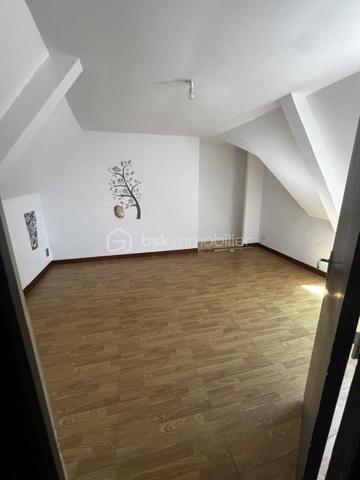 À vendre à Ernée (53500), découvrez cette maison de caractère composée de deux appartements indépendants, offrant une surface habitable totale d'environ 188 m². Un bien idéal pour un investissement locatif, une résidence principale avec revenus complémentaires ou une grande famille.

Appartement 1 – 87,61 m² (Rez-de-chaussée)
Pièce de vie lumineuse avec cuisine ouverte
2 chambres
Salle de bains avec WC

Appartement 2 – 100,85 m² (Étage)
Grand salon et séjour
Cuisine
2 chambres
Salle de bains avec WC

Les atouts
✅ Surface habitable totale : 188,46 m²
✅ Deux logements indépendants
✅ Garage
✅ Cave
✅ Terrain
✅ Compteurs et espaces permettant différents projets
✅ Idéal pour investisseurs ou familles

Un bien aux multiples possibilités
Investissement locatif avec deux appartements.
Résidence principale avec un logement à louer.
Accueil d'une famille intergénérationnelle.
Possibilité de générer des revenus locatifs tout en occupant une partie du bien.
Située à proximité des commerces, écoles et services, cette maison offre un cadre de vie agréable tout en bénéficiant d'un fort potentiel.

Une opportunité rare à Ernée, à découvrir rapidement !

📞 Pour plus d'informations ou organiser une visite, Prenez contact avec moi.