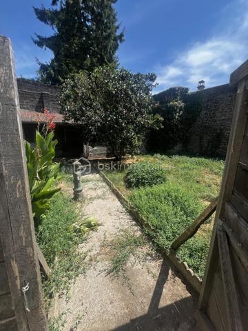 À vendre à Ernée (53500), découvrez cette maison de caractère composée de deux appartements indépendants, offrant une surface habitable totale d'environ 188 m². Un bien idéal pour un investissement locatif, une résidence principale avec revenus complémentaires ou une grande famille.

Appartement 1 – 87,61 m² (Rez-de-chaussée)
Pièce de vie lumineuse avec cuisine ouverte
2 chambres
Salle de bains avec WC

Appartement 2 – 100,85 m² (Étage)
Grand salon et séjour
Cuisine
2 chambres
Salle de bains avec WC

Les atouts
✅ Surface habitable totale : 188,46 m²
✅ Deux logements indépendants
✅ Garage
✅ Cave
✅ Terrain
✅ Compteurs et espaces permettant différents projets
✅ Idéal pour investisseurs ou familles

Un bien aux multiples possibilités
Investissement locatif avec deux appartements.
Résidence principale avec un logement à louer.
Accueil d'une famille intergénérationnelle.
Possibilité de générer des revenus locatifs tout en occupant une partie du bien.
Située à proximité des commerces, écoles et services, cette maison offre un cadre de vie agréable tout en bénéficiant d'un fort potentiel.

Une opportunité rare à Ernée, à découvrir rapidement !

📞 Pour plus d'informations ou organiser une visite, Prenez contact avec moi.