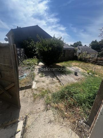 À vendre à Ernée (53500), découvrez cette maison de caractère composée de deux appartements indépendants, offrant une surface habitable totale d'environ 188 m². Un bien idéal pour un investissement locatif, une résidence principale avec revenus complémentaires ou une grande famille.

Appartement 1 – 87,61 m² (Rez-de-chaussée)
Pièce de vie lumineuse avec cuisine ouverte
2 chambres
Salle de bains avec WC

Appartement 2 – 100,85 m² (Étage)
Grand salon et séjour
Cuisine
2 chambres
Salle de bains avec WC

Les atouts
✅ Surface habitable totale : 188,46 m²
✅ Deux logements indépendants
✅ Garage
✅ Cave
✅ Terrain
✅ Compteurs et espaces permettant différents projets
✅ Idéal pour investisseurs ou familles

Un bien aux multiples possibilités
Investissement locatif avec deux appartements.
Résidence principale avec un logement à louer.
Accueil d'une famille intergénérationnelle.
Possibilité de générer des revenus locatifs tout en occupant une partie du bien.
Située à proximité des commerces, écoles et services, cette maison offre un cadre de vie agréable tout en bénéficiant d'un fort potentiel.

Une opportunité rare à Ernée, à découvrir rapidement !

📞 Pour plus d'informations ou organiser une visite, Prenez contact avec moi.