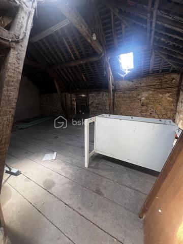 À vendre à Ernée (53500), découvrez cette maison de caractère composée de deux appartements indépendants, offrant une surface habitable totale d'environ 188 m². Un bien idéal pour un investissement locatif, une résidence principale avec revenus complémentaires ou une grande famille.

Appartement 1 – 87,61 m² (Rez-de-chaussée)
Pièce de vie lumineuse avec cuisine ouverte
2 chambres
Salle de bains avec WC

Appartement 2 – 100,85 m² (Étage)
Grand salon et séjour
Cuisine
2 chambres
Salle de bains avec WC

Les atouts
✅ Surface habitable totale : 188,46 m²
✅ Deux logements indépendants
✅ Garage
✅ Cave
✅ Terrain
✅ Compteurs et espaces permettant différents projets
✅ Idéal pour investisseurs ou familles

Un bien aux multiples possibilités
Investissement locatif avec deux appartements.
Résidence principale avec un logement à louer.
Accueil d'une famille intergénérationnelle.
Possibilité de générer des revenus locatifs tout en occupant une partie du bien.
Située à proximité des commerces, écoles et services, cette maison offre un cadre de vie agréable tout en bénéficiant d'un fort potentiel.

Une opportunité rare à Ernée, à découvrir rapidement !

📞 Pour plus d'informations ou organiser une visite, Prenez contact avec moi.