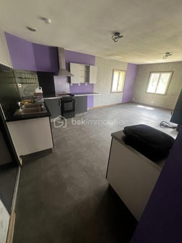 À vendre à Ernée (53500), découvrez cette maison de caractère composée de deux appartements indépendants, offrant une surface habitable totale d'environ 188 m². Un bien idéal pour un investissement locatif, une résidence principale avec revenus complémentaires ou une grande famille.

Appartement 1 – 87,61 m² (Rez-de-chaussée)
Pièce de vie lumineuse avec cuisine ouverte
2 chambres
Salle de bains avec WC

Appartement 2 – 100,85 m² (Étage)
Grand salon et séjour
Cuisine
2 chambres
Salle de bains avec WC

Les atouts
✅ Surface habitable totale : 188,46 m²
✅ Deux logements indépendants
✅ Garage
✅ Cave
✅ Terrain
✅ Compteurs et espaces permettant différents projets
✅ Idéal pour investisseurs ou familles

Un bien aux multiples possibilités
Investissement locatif avec deux appartements.
Résidence principale avec un logement à louer.
Accueil d'une famille intergénérationnelle.
Possibilité de générer des revenus locatifs tout en occupant une partie du bien.
Située à proximité des commerces, écoles et services, cette maison offre un cadre de vie agréable tout en bénéficiant d'un fort potentiel.

Une opportunité rare à Ernée, à découvrir rapidement !

📞 Pour plus d'informations ou organiser une visite, Prenez contact avec moi.