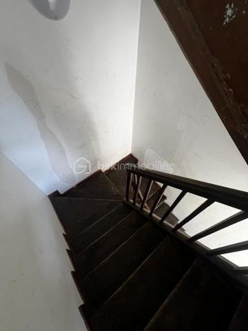 À vendre à Ernée (53500), découvrez cette maison de caractère composée de deux appartements indépendants, offrant une surface habitable totale d'environ 188 m². Un bien idéal pour un investissement locatif, une résidence principale avec revenus complémentaires ou une grande famille.

Appartement 1 – 87,61 m² (Rez-de-chaussée)
Pièce de vie lumineuse avec cuisine ouverte
2 chambres
Salle de bains avec WC

Appartement 2 – 100,85 m² (Étage)
Grand salon et séjour
Cuisine
2 chambres
Salle de bains avec WC

Les atouts
✅ Surface habitable totale : 188,46 m²
✅ Deux logements indépendants
✅ Garage
✅ Cave
✅ Terrain
✅ Compteurs et espaces permettant différents projets
✅ Idéal pour investisseurs ou familles

Un bien aux multiples possibilités
Investissement locatif avec deux appartements.
Résidence principale avec un logement à louer.
Accueil d'une famille intergénérationnelle.
Possibilité de générer des revenus locatifs tout en occupant une partie du bien.
Située à proximité des commerces, écoles et services, cette maison offre un cadre de vie agréable tout en bénéficiant d'un fort potentiel.

Une opportunité rare à Ernée, à découvrir rapidement !

📞 Pour plus d'informations ou organiser une visite, Prenez contact avec moi.