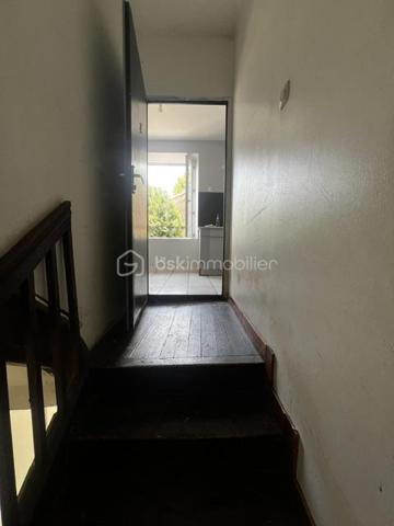 À vendre à Ernée (53500), découvrez cette maison de caractère composée de deux appartements indépendants, offrant une surface habitable totale d'environ 188 m². Un bien idéal pour un investissement locatif, une résidence principale avec revenus complémentaires ou une grande famille.

Appartement 1 – 87,61 m² (Rez-de-chaussée)
Pièce de vie lumineuse avec cuisine ouverte
2 chambres
Salle de bains avec WC

Appartement 2 – 100,85 m² (Étage)
Grand salon et séjour
Cuisine
2 chambres
Salle de bains avec WC

Les atouts
✅ Surface habitable totale : 188,46 m²
✅ Deux logements indépendants
✅ Garage
✅ Cave
✅ Terrain
✅ Compteurs et espaces permettant différents projets
✅ Idéal pour investisseurs ou familles

Un bien aux multiples possibilités
Investissement locatif avec deux appartements.
Résidence principale avec un logement à louer.
Accueil d'une famille intergénérationnelle.
Possibilité de générer des revenus locatifs tout en occupant une partie du bien.
Située à proximité des commerces, écoles et services, cette maison offre un cadre de vie agréable tout en bénéficiant d'un fort potentiel.

Une opportunité rare à Ernée, à découvrir rapidement !

📞 Pour plus d'informations ou organiser une visite, Prenez contact avec moi.