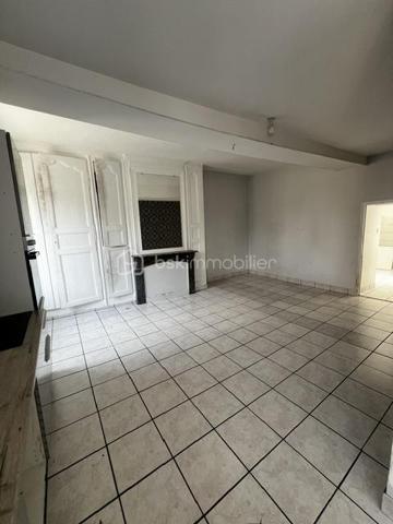 À vendre à Ernée (53500), découvrez cette maison de caractère composée de deux appartements indépendants, offrant une surface habitable totale d'environ 188 m². Un bien idéal pour un investissement locatif, une résidence principale avec revenus complémentaires ou une grande famille.

Appartement 1 – 87,61 m² (Rez-de-chaussée)
Pièce de vie lumineuse avec cuisine ouverte
2 chambres
Salle de bains avec WC

Appartement 2 – 100,85 m² (Étage)
Grand salon et séjour
Cuisine
2 chambres
Salle de bains avec WC

Les atouts
✅ Surface habitable totale : 188,46 m²
✅ Deux logements indépendants
✅ Garage
✅ Cave
✅ Terrain
✅ Compteurs et espaces permettant différents projets
✅ Idéal pour investisseurs ou familles

Un bien aux multiples possibilités
Investissement locatif avec deux appartements.
Résidence principale avec un logement à louer.
Accueil d'une famille intergénérationnelle.
Possibilité de générer des revenus locatifs tout en occupant une partie du bien.
Située à proximité des commerces, écoles et services, cette maison offre un cadre de vie agréable tout en bénéficiant d'un fort potentiel.

Une opportunité rare à Ernée, à découvrir rapidement !

📞 Pour plus d'informations ou organiser une visite, Prenez contact avec moi.