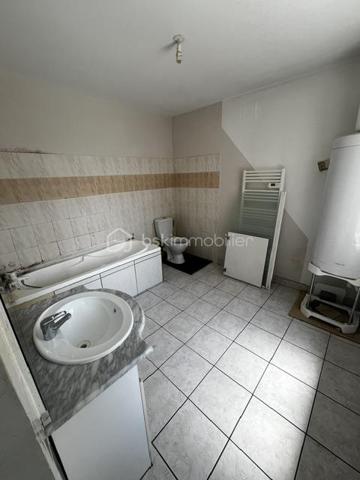 À vendre à Ernée (53500), découvrez cette maison de caractère composée de deux appartements indépendants, offrant une surface habitable totale d'environ 188 m². Un bien idéal pour un investissement locatif, une résidence principale avec revenus complémentaires ou une grande famille.

Appartement 1 – 87,61 m² (Rez-de-chaussée)
Pièce de vie lumineuse avec cuisine ouverte
2 chambres
Salle de bains avec WC

Appartement 2 – 100,85 m² (Étage)
Grand salon et séjour
Cuisine
2 chambres
Salle de bains avec WC

Les atouts
✅ Surface habitable totale : 188,46 m²
✅ Deux logements indépendants
✅ Garage
✅ Cave
✅ Terrain
✅ Compteurs et espaces permettant différents projets
✅ Idéal pour investisseurs ou familles

Un bien aux multiples possibilités
Investissement locatif avec deux appartements.
Résidence principale avec un logement à louer.
Accueil d'une famille intergénérationnelle.
Possibilité de générer des revenus locatifs tout en occupant une partie du bien.
Située à proximité des commerces, écoles et services, cette maison offre un cadre de vie agréable tout en bénéficiant d'un fort potentiel.

Une opportunité rare à Ernée, à découvrir rapidement !

📞 Pour plus d'informations ou organiser une visite, Prenez contact avec moi.
