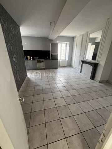 À vendre à Ernée (53500), découvrez cette maison de caractère composée de deux appartements indépendants, offrant une surface habitable totale d'environ 188 m². Un bien idéal pour un investissement locatif, une résidence principale avec revenus complémentaires ou une grande famille.

Appartement 1 – 87,61 m² (Rez-de-chaussée)
Pièce de vie lumineuse avec cuisine ouverte
2 chambres
Salle de bains avec WC

Appartement 2 – 100,85 m² (Étage)
Grand salon et séjour
Cuisine
2 chambres
Salle de bains avec WC

Les atouts
✅ Surface habitable totale : 188,46 m²
✅ Deux logements indépendants
✅ Garage
✅ Cave
✅ Terrain
✅ Compteurs et espaces permettant différents projets
✅ Idéal pour investisseurs ou familles

Un bien aux multiples possibilités
Investissement locatif avec deux appartements.
Résidence principale avec un logement à louer.
Accueil d'une famille intergénérationnelle.
Possibilité de générer des revenus locatifs tout en occupant une partie du bien.
Située à proximité des commerces, écoles et services, cette maison offre un cadre de vie agréable tout en bénéficiant d'un fort potentiel.

Une opportunité rare à Ernée, à découvrir rapidement !

📞 Pour plus d'informations ou organiser une visite, Prenez contact avec moi.