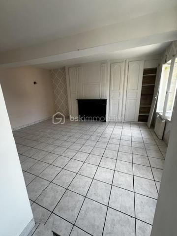 À vendre à Ernée (53500), découvrez cette maison de caractère composée de deux appartements indépendants, offrant une surface habitable totale d'environ 188 m². Un bien idéal pour un investissement locatif, une résidence principale avec revenus complémentaires ou une grande famille.

Appartement 1 – 87,61 m² (Rez-de-chaussée)
Pièce de vie lumineuse avec cuisine ouverte
2 chambres
Salle de bains avec WC

Appartement 2 – 100,85 m² (Étage)
Grand salon et séjour
Cuisine
2 chambres
Salle de bains avec WC

Les atouts
✅ Surface habitable totale : 188,46 m²
✅ Deux logements indépendants
✅ Garage
✅ Cave
✅ Terrain
✅ Compteurs et espaces permettant différents projets
✅ Idéal pour investisseurs ou familles

Un bien aux multiples possibilités
Investissement locatif avec deux appartements.
Résidence principale avec un logement à louer.
Accueil d'une famille intergénérationnelle.
Possibilité de générer des revenus locatifs tout en occupant une partie du bien.
Située à proximité des commerces, écoles et services, cette maison offre un cadre de vie agréable tout en bénéficiant d'un fort potentiel.

Une opportunité rare à Ernée, à découvrir rapidement !

📞 Pour plus d'informations ou organiser une visite, Prenez contact avec moi.