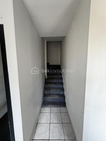 À vendre à Ernée (53500), découvrez cette maison de caractère composée de deux appartements indépendants, offrant une surface habitable totale d'environ 188 m². Un bien idéal pour un investissement locatif, une résidence principale avec revenus complémentaires ou une grande famille.

Appartement 1 – 87,61 m² (Rez-de-chaussée)
Pièce de vie lumineuse avec cuisine ouverte
2 chambres
Salle de bains avec WC

Appartement 2 – 100,85 m² (Étage)
Grand salon et séjour
Cuisine
2 chambres
Salle de bains avec WC

Les atouts
✅ Surface habitable totale : 188,46 m²
✅ Deux logements indépendants
✅ Garage
✅ Cave
✅ Terrain
✅ Compteurs et espaces permettant différents projets
✅ Idéal pour investisseurs ou familles

Un bien aux multiples possibilités
Investissement locatif avec deux appartements.
Résidence principale avec un logement à louer.
Accueil d'une famille intergénérationnelle.
Possibilité de générer des revenus locatifs tout en occupant une partie du bien.
Située à proximité des commerces, écoles et services, cette maison offre un cadre de vie agréable tout en bénéficiant d'un fort potentiel.

Une opportunité rare à Ernée, à découvrir rapidement !

📞 Pour plus d'informations ou organiser une visite, Prenez contact avec moi.