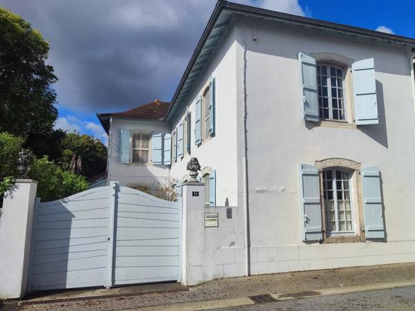 Ancien presbytère avec jardin et cour idyllique