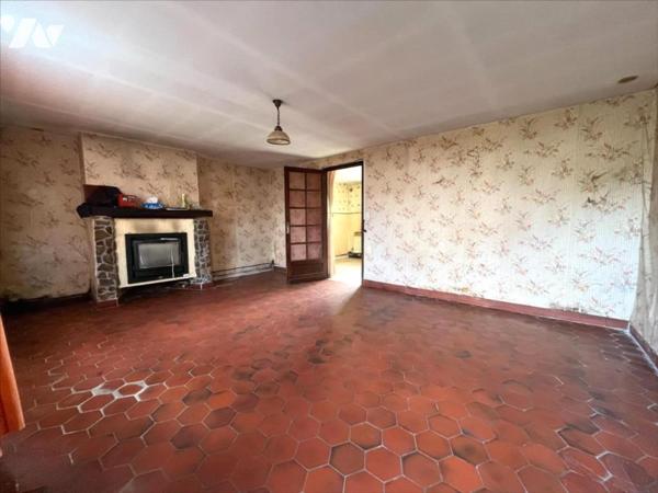 MAISON SEMI-MITOYENNE A RENOVER