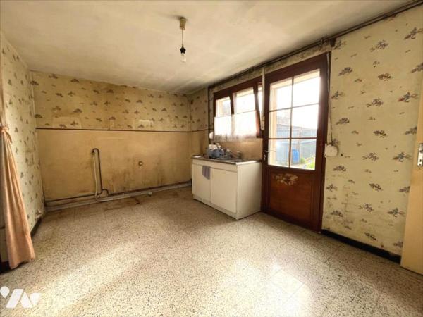 MAISON SEMI-MITOYENNE A RENOVER