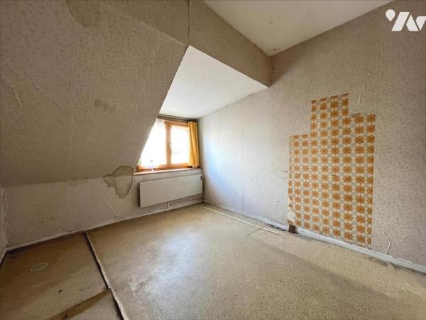 MAISON SEMI-MITOYENNE A RENOVER