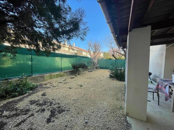 Vous cherchez à louer un grand studio meublé de 28 m² rénové avec grand jardin à Orange ? Orange