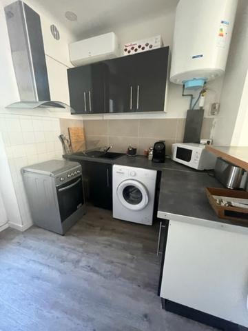 Vous cherchez à louer un grand studio meublé de 28 m² rénové avec grand jardin à Orange ? Orange