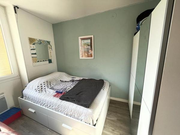 Vous cherchez à louer un grand studio meublé de 28 m² rénové avec grand jardin à Orange ? Orange