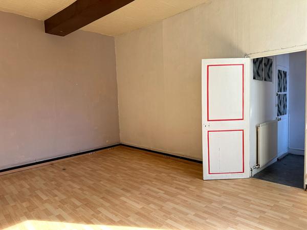 Apprt T2/Plateau à rénover1er étage sur Cour