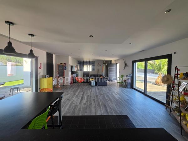 Maison contemporaine de plain-pied à vendre de 5 pièces à LEOGNAN (33)